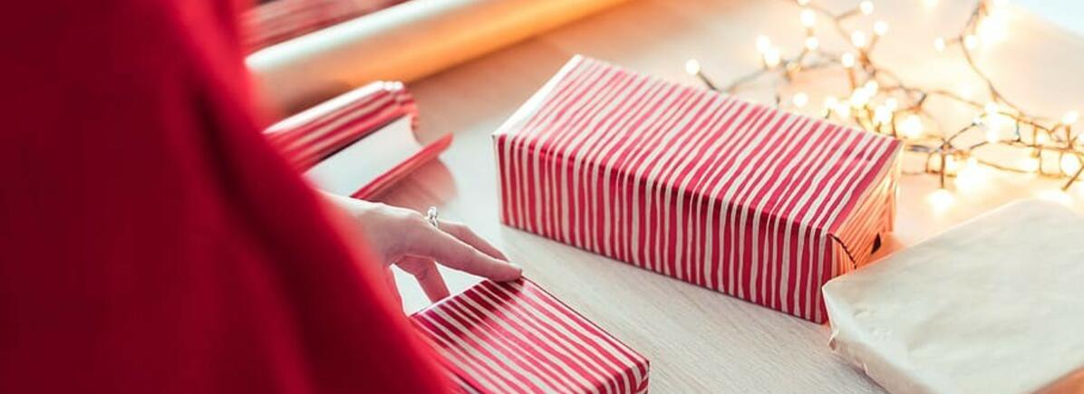 Így csomagolj ajándékot 15 másodperc alatt! Szuper trükk! 15 másodperc alatt csomagolhatsz ajándékot