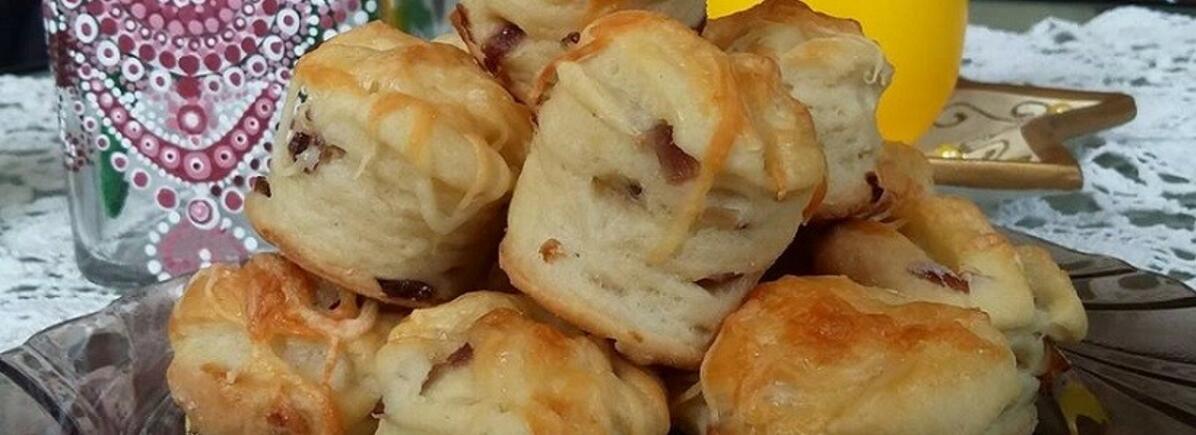 Kacsazsíros, lilahagymás, bacon-ös pogácsa! Valami hihetetlenül finom! Kacsazsíros, lilahagymás, bacon-ös pogácsa receptje