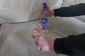 Egy férfi vodkát spriccelt az autó utasterébe, hihetetlen dolog történt 2 perc múlva! Vodkával takarítás