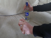 Egy férfi vodkát spriccelt az autó utasterébe, hihetetlen dolog történt 2 perc múlva! Vodkával takarítás
