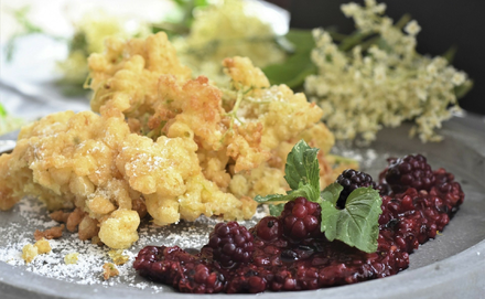 3 recept bodzából: bundás bodza, bodzakrém, bodzás kuglóf