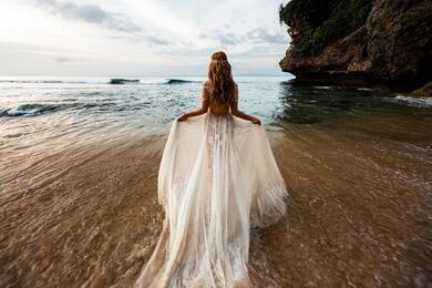 10 tipp, milyen menyasszonyi ruhát válassz vízparti esküvőre