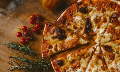 Ilyen könnyű pizzát készíteni, nem kell tésztát gyúrni, az íze mégis fenséges! Házi pizza készítése - recept