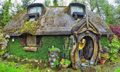 Megépítette saját hobbit házát! Hobbit házat épített