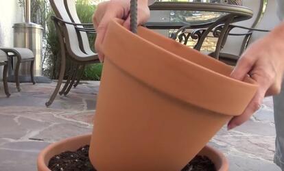Betont öntött egy üres virágcserépbe és egy vas rudat szúrt bele! Elképesztő miért tette! Virágcserépből dekoráció
