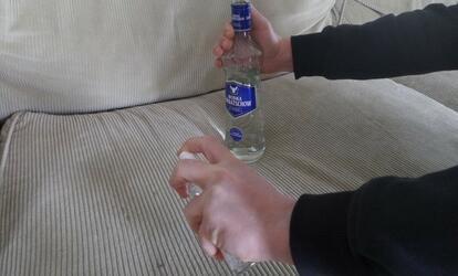 Egy férfi vodkát spriccelt az autó utasterébe, hihetetlen dolog történt 2 perc múlva! Vodkával takarítás
