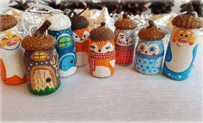 Cuki, mini karácsonyi díszek készítése makkból és parafa dugókból Karácsonyi díszek makkból és parafa dugókból