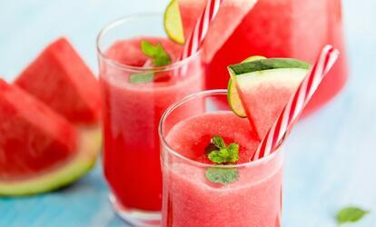 A legtrendibb nyári hűsítő: dinnyés limonádé! Készítsd el Te magad is! Dinnyés limonádé készítése - nyári hűsítő innivaló