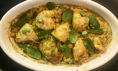 Főzzünk indiait egyszerűen! Csirkés csicseriborsó curry spenóttal