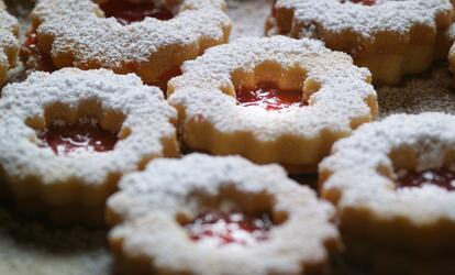 Így készül villámgyorsan a puha és omlós linzer! Így készítsd el a gyors linzer receptjét! Ettől lesz olyan finom és omlós!