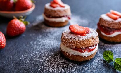 Különleges epres sütemény recept Különleges epres-krémes szivacsszendvics recept