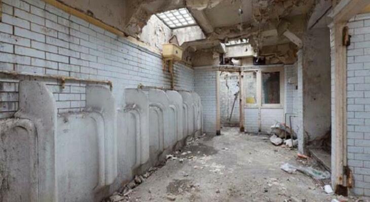 Nyilvános Wc-ben él ez a lány, de bárki szívesen cserélne vele. Nézd meg, hogy miért! Nyilvános Wc-t alakított át ez a lány, de bárki szívesen cserélne vele