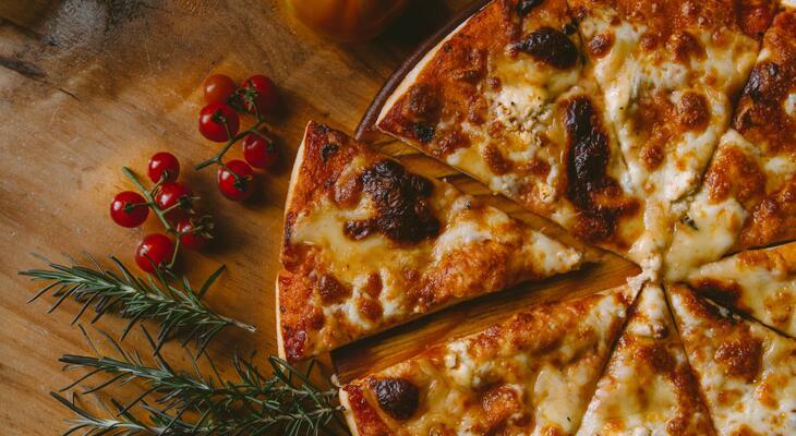 Ilyen könnyű pizzát készíteni, nem kell tésztát gyúrni, az íze mégis fenséges! Házi pizza készítése - recept