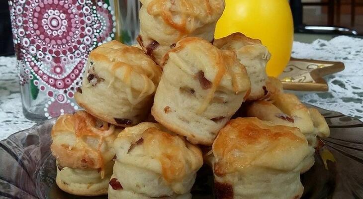 Kacsazsíros, lilahagymás, bacon-ös pogácsa! Valami hihetetlenül finom! Kacsazsíros, lilahagymás, bacon-ös pogácsa receptje