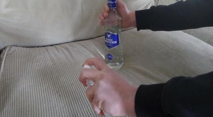 Egy férfi vodkát spriccelt az autó utasterébe, hihetetlen dolog történt 2 perc múlva! Vodkával takarítás