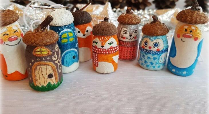 Cuki, mini karácsonyi díszek készítése makkból és parafa dugókból Karácsonyi díszek makkból és parafa dugókból