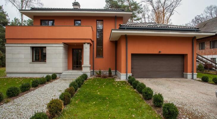 Betiltották a rikító házakat ezen a magyar településen! Méhkeréken betiltották a rikító színű házakat