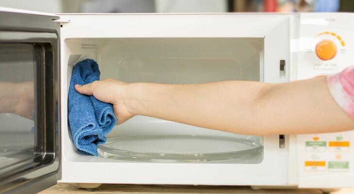 Hogyan takarítsd ki a mikrót? Egyszerű fertőtlenítési tippek a konyhából Baktériummentes mikro: Így fertőtlenítsd a mikrót otthon