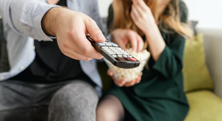 Az idősek is szeretik a romantikus filmeket Romantikus filmnézés