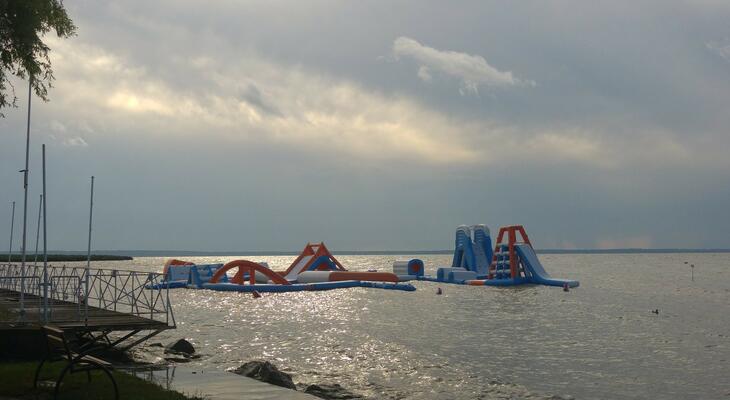 Itt az összes balatoni strand és az idei belépőjegy áraik listája! Balatoni strandok, szabadstrandok