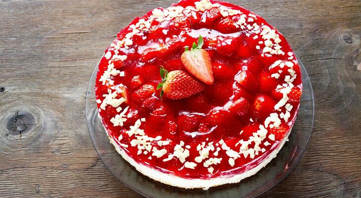 Mennyei eper krémleves és sütés nélküli epres sütemény recept Epres receptek, melyek akár a diétádba is beilleszthetőek!