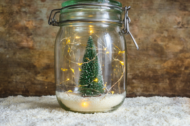 Saját készítésű hógömb lépésről-lépésre, ötletekkel. Készítsd el egyszerűen és olcsón saját hógömböd otthon ajándékba, vagy csak dísznek a téli hónapokra. Zárd üvegbe a telet! Készíts saját hógömböt dísznek, vagy ajándéknak