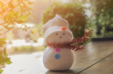 A karácsony egyik legjobb része a lakásdekoráció és a vele kapcsolatos teendők, otthon elkészíthető díszek – ráadásul ezúttal egy olyan zokni hóembert mutatok be nektek, amelyet kimondottan gyerkőcöknek ajánlok Készíts zokni-hóembert otthon - és vondd be a gyerekeket is a munkába!