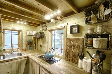 Egy kicsi, fából készült lakókocsi