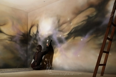 Világítós festékkel alkot ez a magyar művész a házak falaira