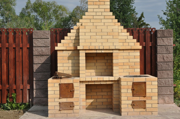 Téglából gyorsan kerti sütögető készítése