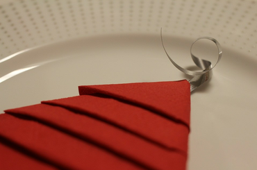 Karácsonyfa szalvétából dekoráció az ünnepi asztalra