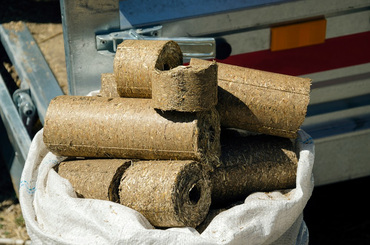 Házilag készíthetsz magadnak INGYEN brikettet papírból és fűnyesedékből! Brikett házilag ingyen - papírból és fűnyesedékből