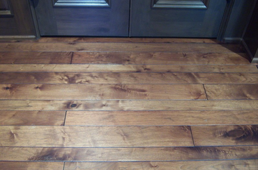 Hintőpor a padló réseibe