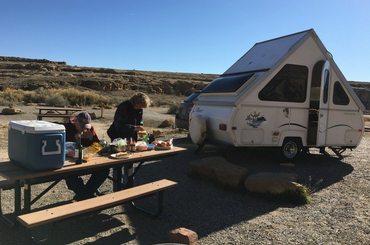Bicikli mögé köthető lakókocsi, kempingkocsi