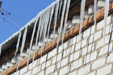 Ezért takarítsd le mindig a havat a tetőről! Így megelőzöd a bajt! Hó letakarítás tetőről