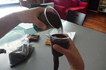 Kávét szórt a harisnyába - háztartási trükk!