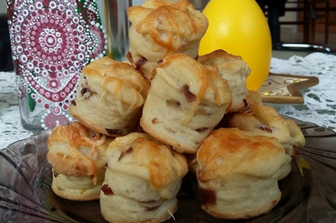 Kacsazsíros, lilahagymás, bacon-ös pogácsa receptje