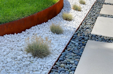 Udvart burkolni kővel, kaviccsal fillérekből
