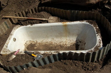 Elásta régi fürdőkádját a kertben... Elképesztő mit készített belőle! Fürdőkádat ásott el a kertben