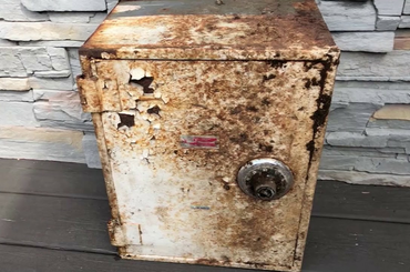 Széfet találtak udvaruk végében eltemetve