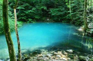 Zafír-tó évszakonként változtatja a színét