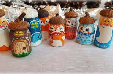 Karácsonyi díszek makkból és parafa dugókból