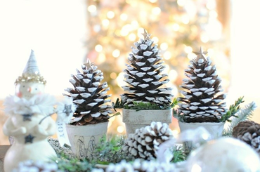 Így készíts karácsonyfa díszt egyetlen tobozból Tobozbó karácsonyfa dísz