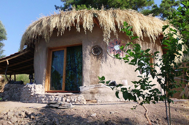 Sárból épített házat