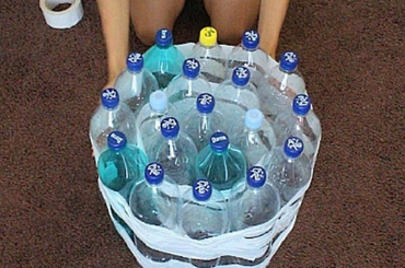 19 műanyag flakonból egy csúcsszuper bútort készített! Műanyag flakonból bútort készített