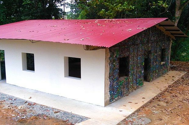 Műanyag palackokból építenek házakat