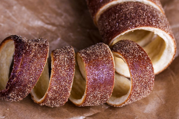 Készítsd el házilag az ízletes kürtőskalácsot!