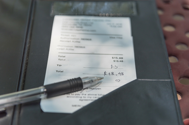 Meglepő az ok! 9600 dollár borravalót hagyott egy pár kedvenc éttermében! Elképesztő! Több mint 9600 dollár jattot hagyott egy pár az étteremben!