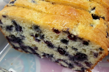 Egyszerű és gyors piskóta: Áfonyás-túrós kevert sütemény