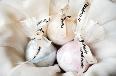 Karácsonyi ajándék kézzel készített fürdőbomba Kézzel készített karácsonyi fürdőbomba